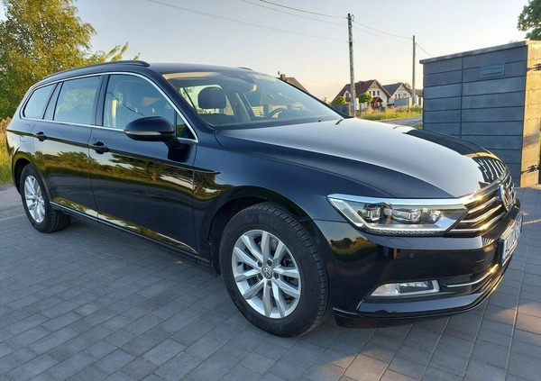 Volkswagen Passat cena 59900 przebieg: 166000, rok produkcji 2017 z Brzeziny małe 301